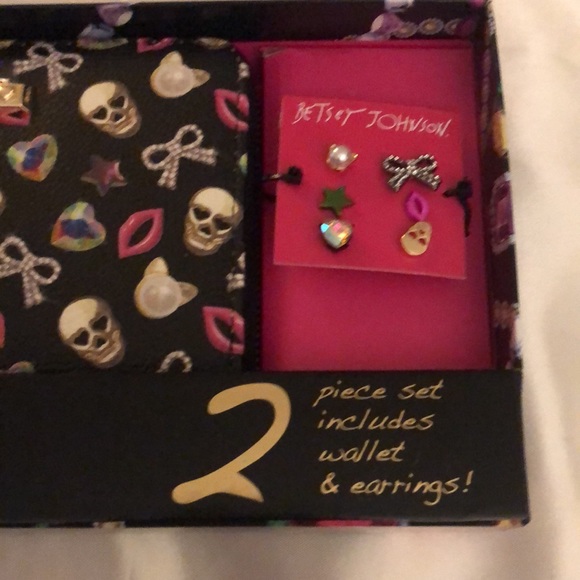 Betsey Johnson Black Faux Leather Skull, Lips, Bow, Cat & Star ZA Wallet NWT - Picture 16 of 16